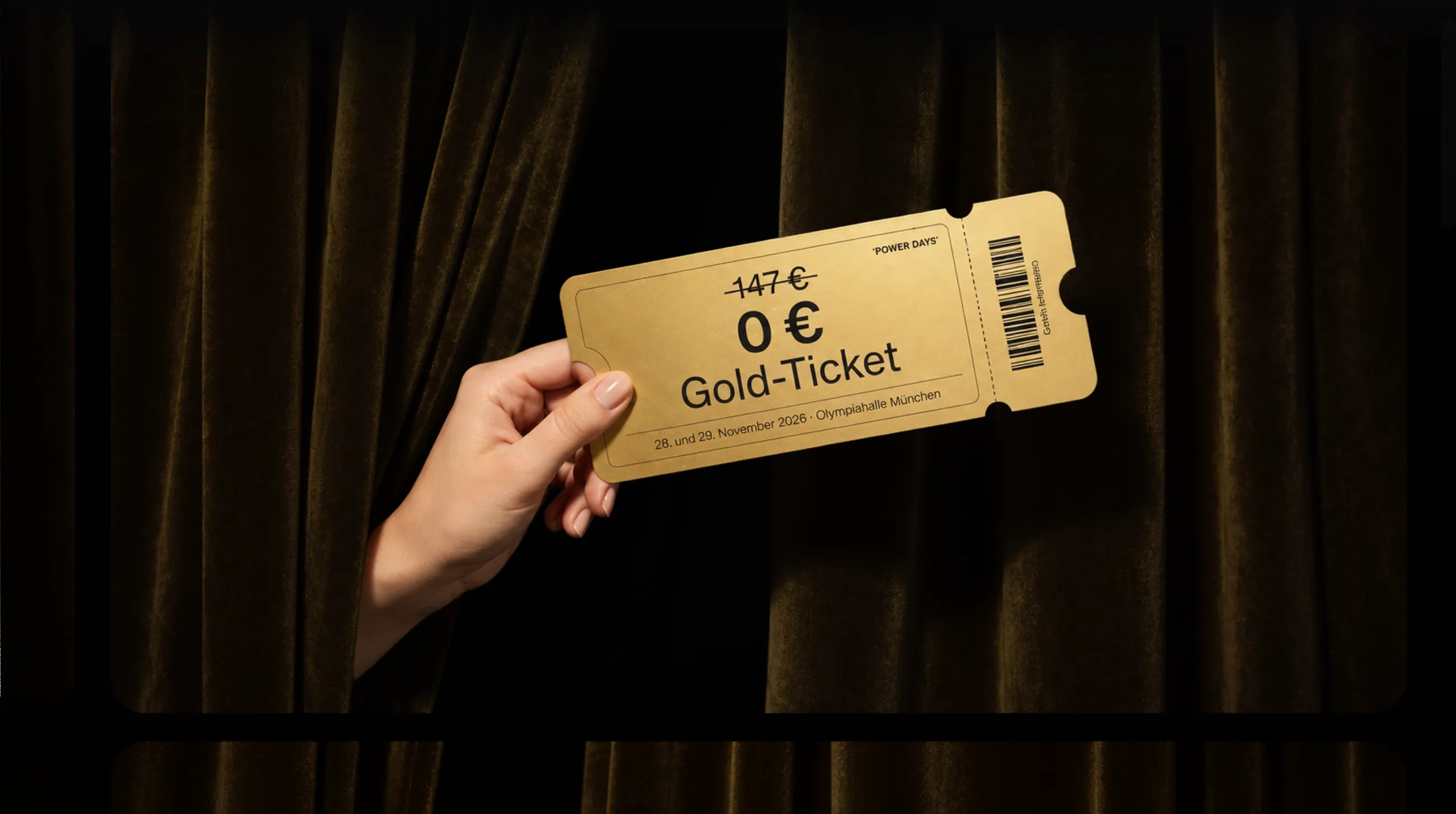Hand hält ein Gold-Ticket für die Power Days: 0 € statt 147 €