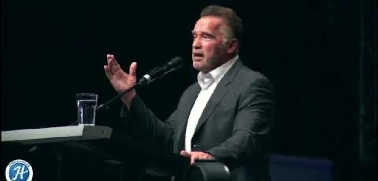 Arnold Schwarzenegger auf der Bühne